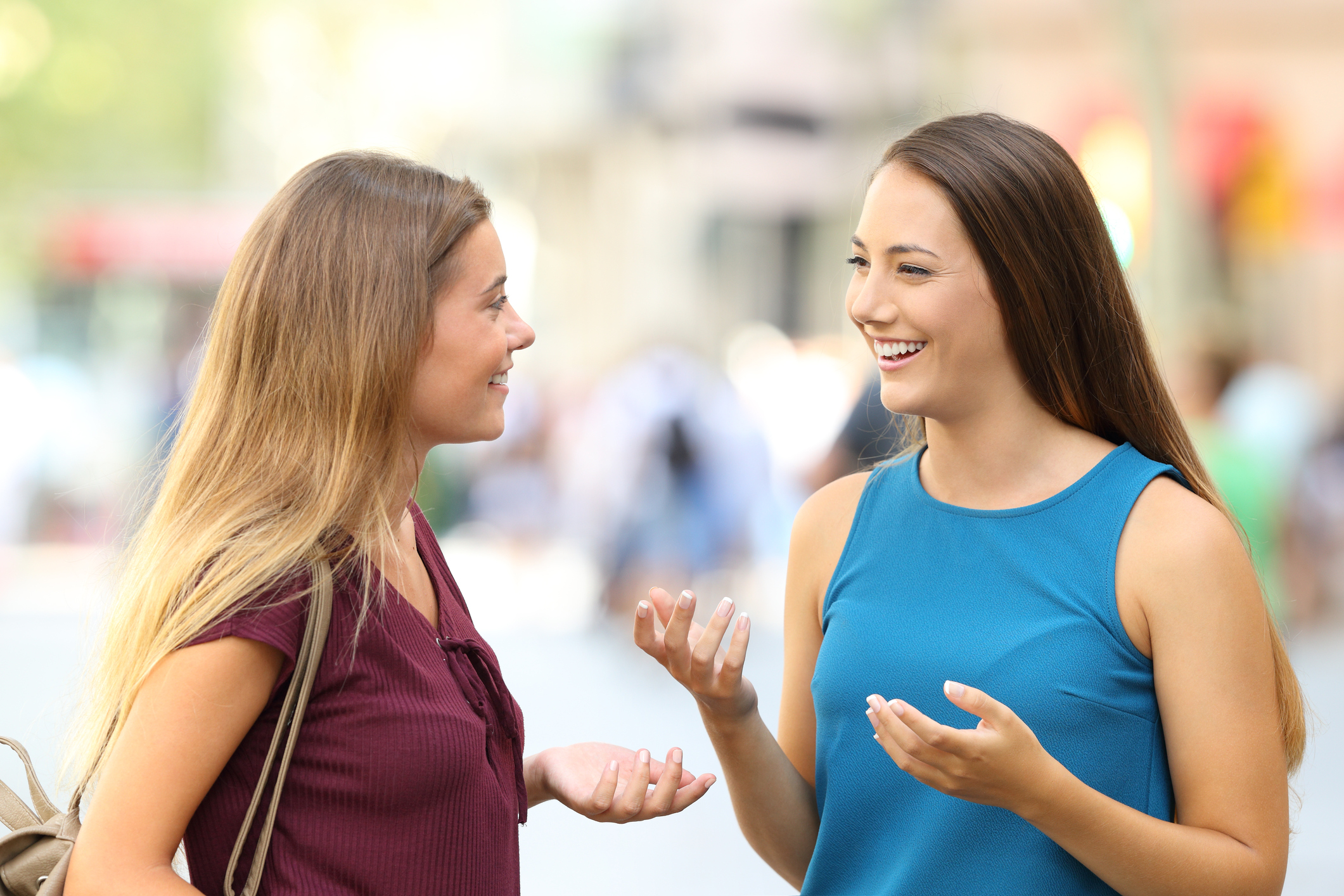 Friend meeting. Встреча друзей на улице. Две женщины встретились. Подруги болтают на улице. Люди болтают на улице.